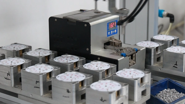 Dial installation